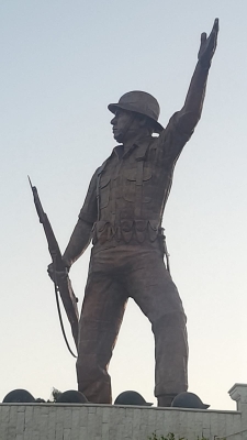 تمثال «الجندي المجهول» بارتفاع 15 مترًا يخلّد شهداء معركة الكرامة — عمل نحتي للفنان هيثم خالد جابر