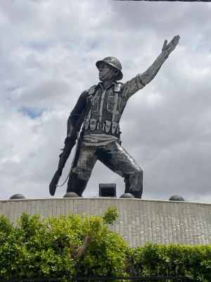 تمثال «الجندي المجهول» بارتفاع 15 مترًا يخلّد شهداء معركة الكرامة — عمل نحتي للفنان هيثم خالد جابر