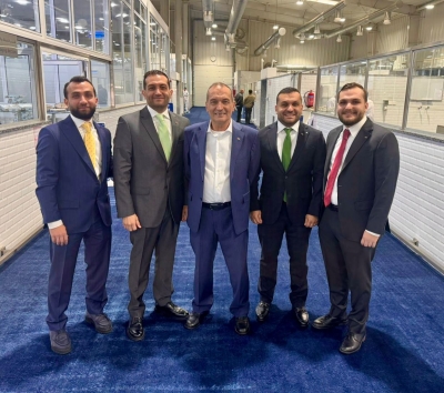 هاني حبيبة يتوسط ابناءه (من اليمين إلى اليسار) مهدي - مهند - محمود - منذر