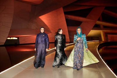 الشيخة موزة تبارك للمصمم زياد البوعينين فوزه بجائزة فاشن ترست العربية