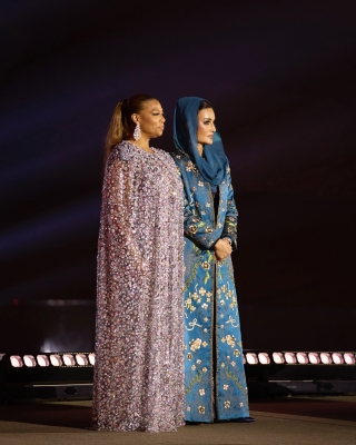 الشيخة موزة تبارك للمصمم زياد البوعينين فوزه بجائزة فاشن ترست العربية