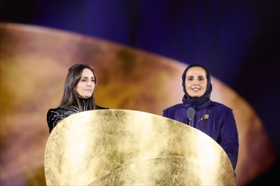 الشيخة موزة تبارك للمصمم زياد البوعينين فوزه بجائزة فاشن ترست العربية