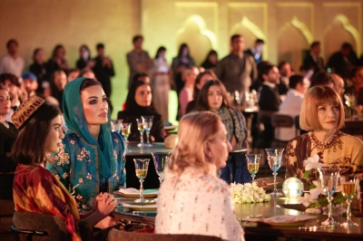 الشيخة موزة تبارك للمصمم زياد البوعينين فوزه بجائزة فاشن ترست العربية