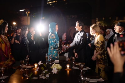 الشيخة موزة تبارك للمصمم زياد البوعينين فوزه بجائزة فاشن ترست العربية