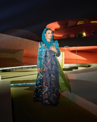 الشيخة موزة تبارك للمصمم زياد البوعينين فوزه بجائزة فاشن ترست العربية