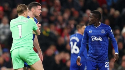 بالفيديو ..  طرد نجم إيفرتون بعد صفعه زميله