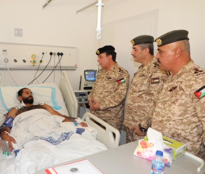 كبار ضباط الجيش الأردني يعودون مصابي الرمثا