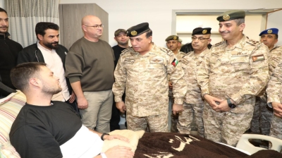كبار ضباط الجيش الأردني يعودون مصابي الرمثا