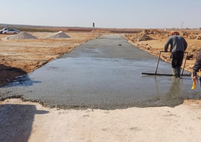 بالصور .. بلدية اردنية تفتح طريقا اسمنتيا