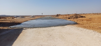بالصور .. بلدية اردنية تفتح طريقا اسمنتيا