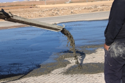 بالصور .. بلدية اردنية تفتح طريقا اسمنتيا