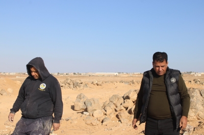 بالصور .. بلدية اردنية تفتح طريقا اسمنتيا