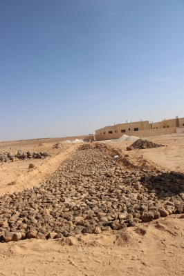 بالصور .. بلدية اردنية تفتح طريقا اسمنتيا