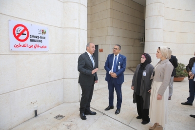 تركيب لوحات (مبنى خالٍ من التدخين) في مباني امانة عمان