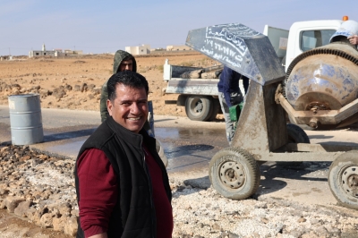 حل مبتكر.. بلدية أردنية تنفذ توسعة لطريق بـ (صبة اسمنتية) - صور