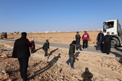 حل مبتكر.. بلدية أردنية تنفذ توسعة لطريق بـ (صبة اسمنتية) - صور