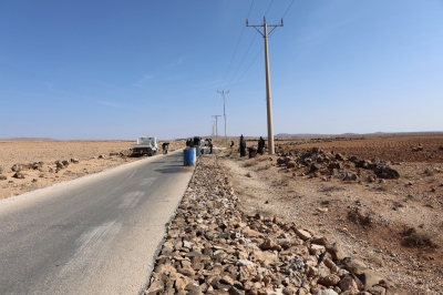 حل مبتكر.. بلدية أردنية تنفذ توسعة لطريق بـ (صبة اسمنتية) - صور