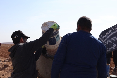 حل مبتكر.. بلدية أردنية تنفذ توسعة لطريق بـ (صبة اسمنتية) - صور