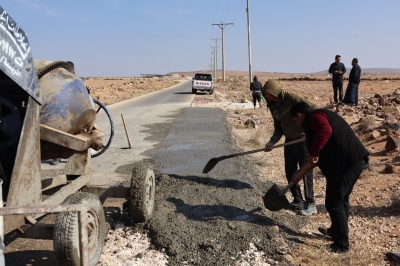 حل مبتكر.. بلدية أردنية تنفذ توسعة لطريق بـ (صبة اسمنتية) - صور