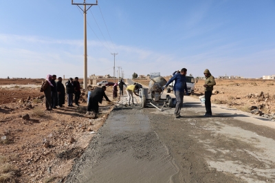 حل مبتكر.. بلدية أردنية تنفذ توسعة لطريق بـ (صبة اسمنتية) - صور