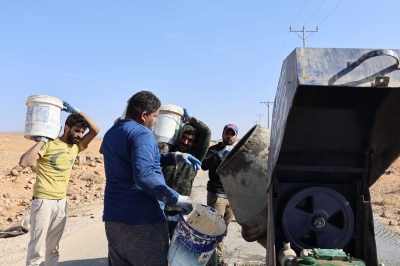 حل مبتكر.. بلدية أردنية تنفذ توسعة لطريق بـ (صبة اسمنتية) - صور