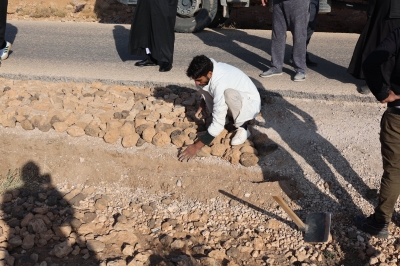 حل مبتكر.. بلدية أردنية تنفذ توسعة لطريق بـ (صبة اسمنتية) - صور