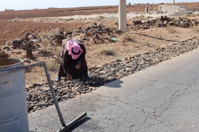 حل مبتكر.. بلدية أردنية تنفذ توسعة لطريق بـ (صبة اسمنتية) - صور