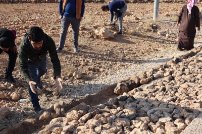 حل مبتكر.. بلدية أردنية تنفذ توسعة لطريق بـ (صبة اسمنتية) - صور