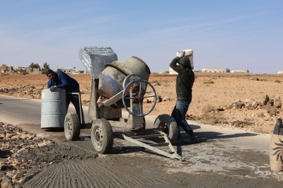 حل مبتكر.. بلدية أردنية تنفذ توسعة لطريق بـ (صبة اسمنتية) - صور