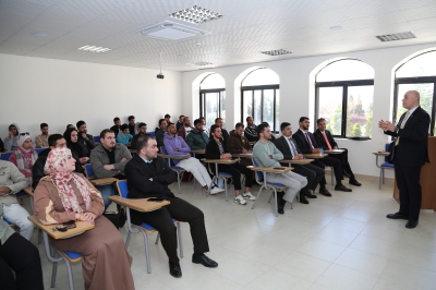 محاضرة علمية في كلية الأعمال حول استخدامات الذكاء الاصطناعي في قطاع التأمين