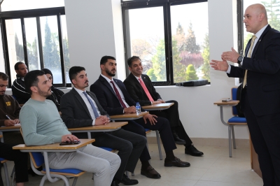 محاضرة علمية في كلية الأعمال حول استخدامات الذكاء الاصطناعي في قطاع التأمين