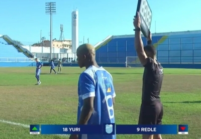 من السجن إلى الملعب.. لاعب برازيلي يخوض النهائي بسوار المراقبة