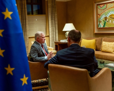 الملك يلتقي المستشار الألماني في العقبة ويؤكد ضرورة الالتزام بتنفيذ اتفاق إنهاء الحرب