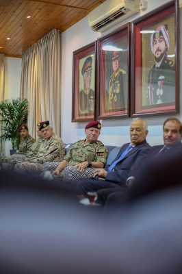 الملك يلتقي رفاق سلاح خدموا معه في القوات الخاصة