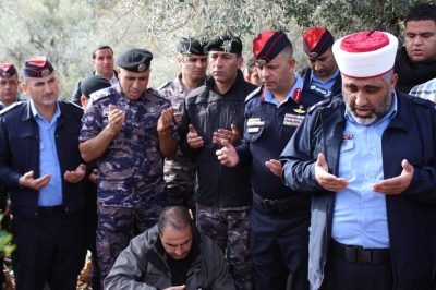 الأمن يُشارك بتشييع جثمان العقيد المتقاعد الشلول