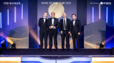 السيد/ عمر النقلي، رئيس خدمات صيرفة الجملة، والسيد / كريم اللبدي، رئيس المعاملات المصرفية للمجموعة لمجموعة بنكABC ، أثناء تسلّمه