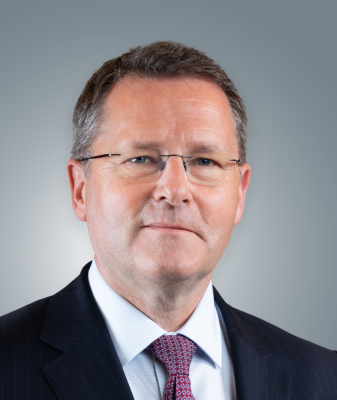 السيد/ برندون هوبكنز، رئيس الشؤون المالية للمجموعة والقائم بأعمال الرئيس التنفيذي للمجموعة 