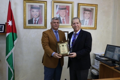 رئيس جامعة عمّان العربية يستقبل وفدًا من بلدية بيرين