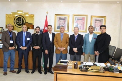 رئيس جامعة عمّان العربية يستقبل وفدًا من بلدية بيرين