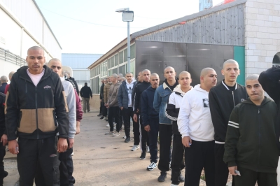 الجيش يبدأ بإجراء الفحوصات الطبية للمكلفين بخدمة العلم - صور