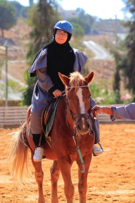 كلية الصيدلة عمان العربية تعزز ريادتها في النشاطات اللامنهجية بزيارة نادي الفروسية (Forest Hill)