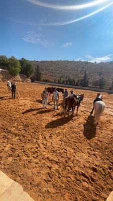 كلية الصيدلة عمان العربية تعزز ريادتها في النشاطات اللامنهجية بزيارة نادي الفروسية (Forest Hill)