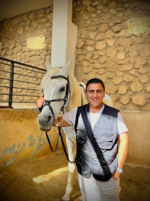 كلية الصيدلة عمان العربية تعزز ريادتها في النشاطات اللامنهجية بزيارة نادي الفروسية (Forest Hill)