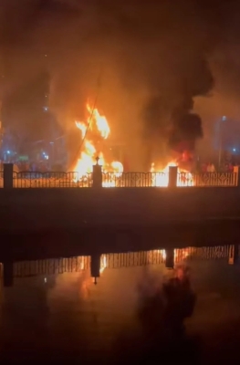 مصر.. سقوط شاحنة نقل من أعلى كوبري يخلف ضحايا وخسائر بالغة - (فيديو - صور)