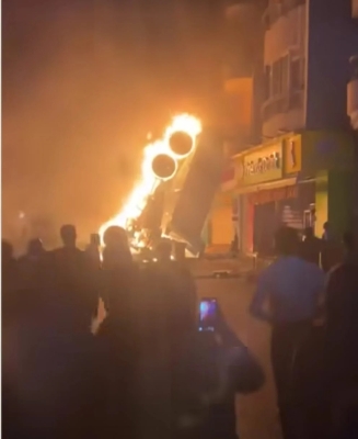 مصر.. سقوط شاحنة نقل من أعلى كوبري يخلف ضحايا وخسائر بالغة - (فيديو - صور)