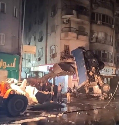 مصر.. سقوط شاحنة نقل من أعلى كوبري يخلف ضحايا وخسائر بالغة - (فيديو - صور)