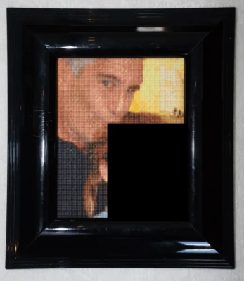 لقطات مخيفة للمجرم الجنسي إبستين وهو يحضن ويقبل فتيات صغيرات - صور