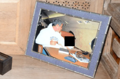 لقطات مخيفة للمجرم الجنسي إبستين وهو يحضن ويقبل فتيات صغيرات - صور