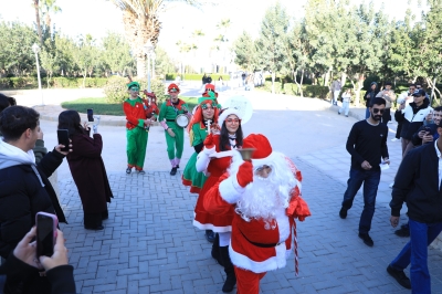 جامعة الشرق الأوسط تحتفي بإضاءة شجرة الميلاد