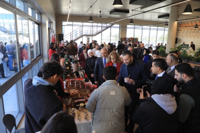 جامعة الشرق الأوسط تحتفي بإضاءة شجرة الميلاد